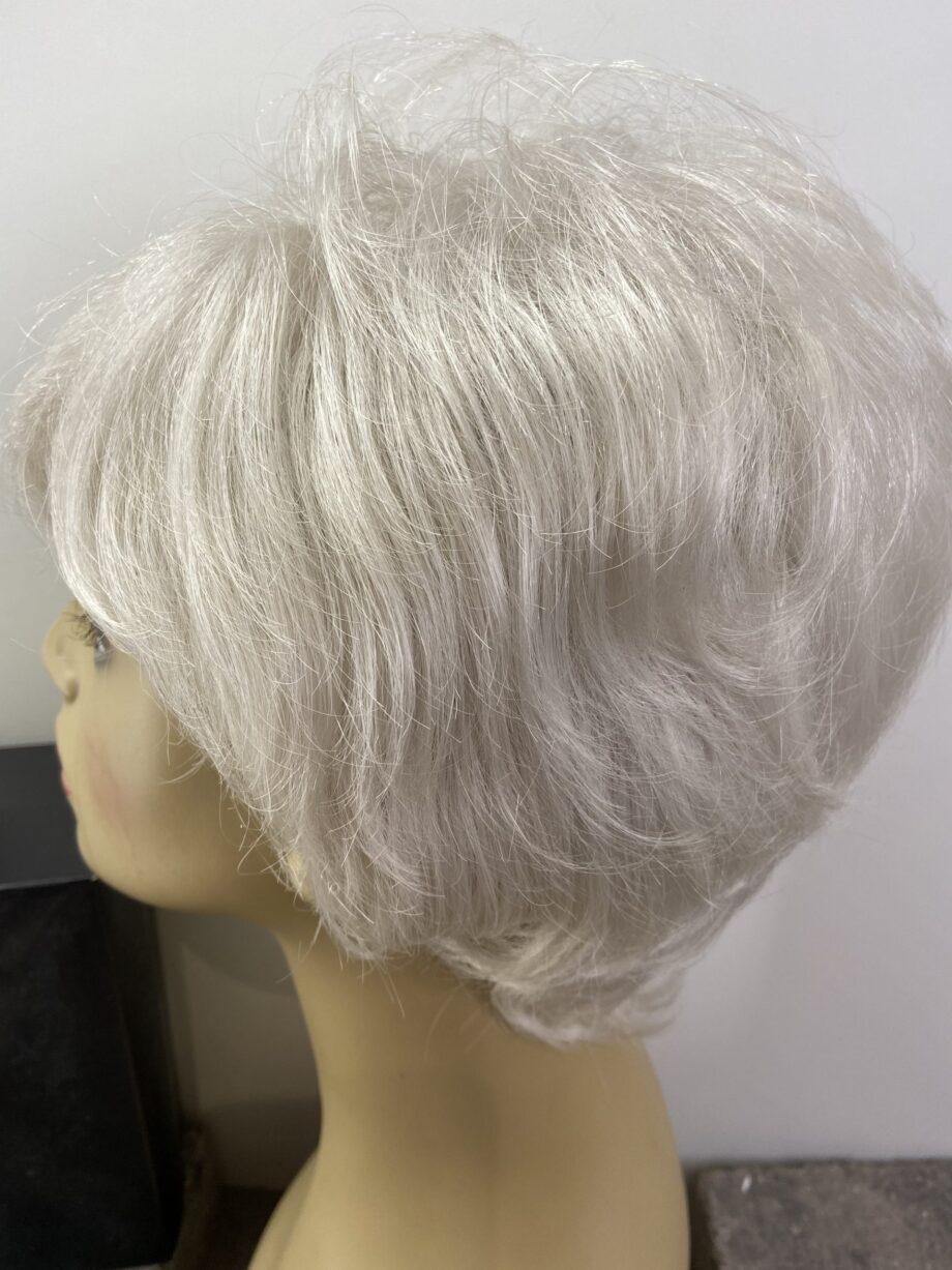 Snow White short new boxed wig. Bsws93