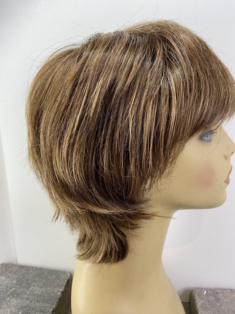 Short brown wig. Brmw8023