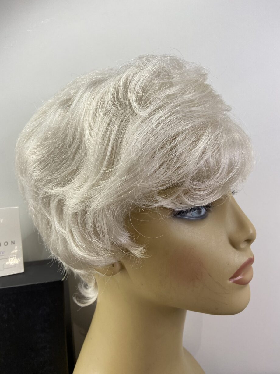 New boxed snow white wig. Wsw95