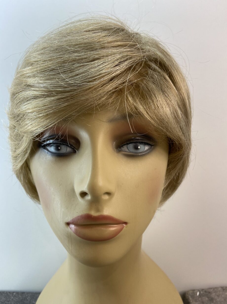 Blonde short wig. Plblss596