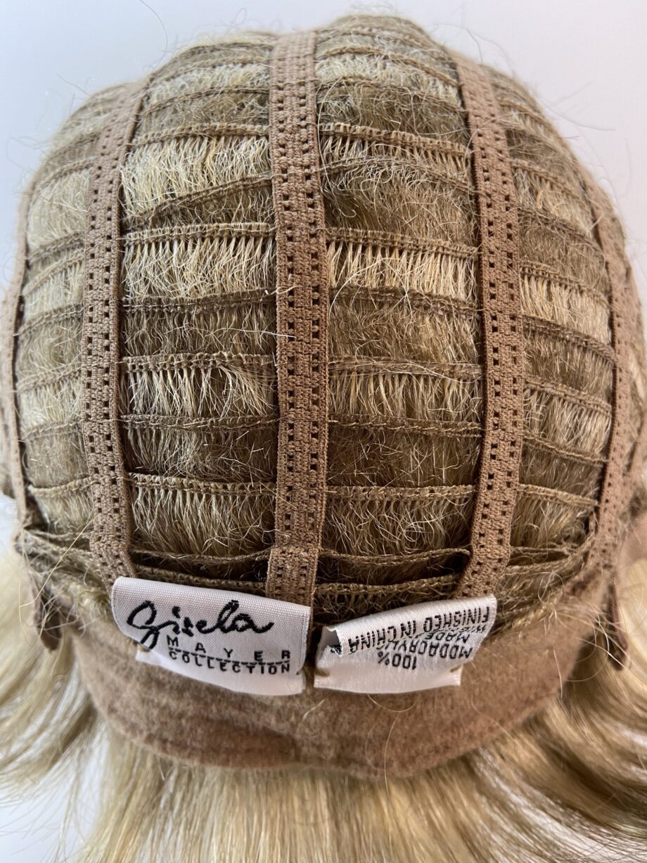 Blonde short wig. Plblss596