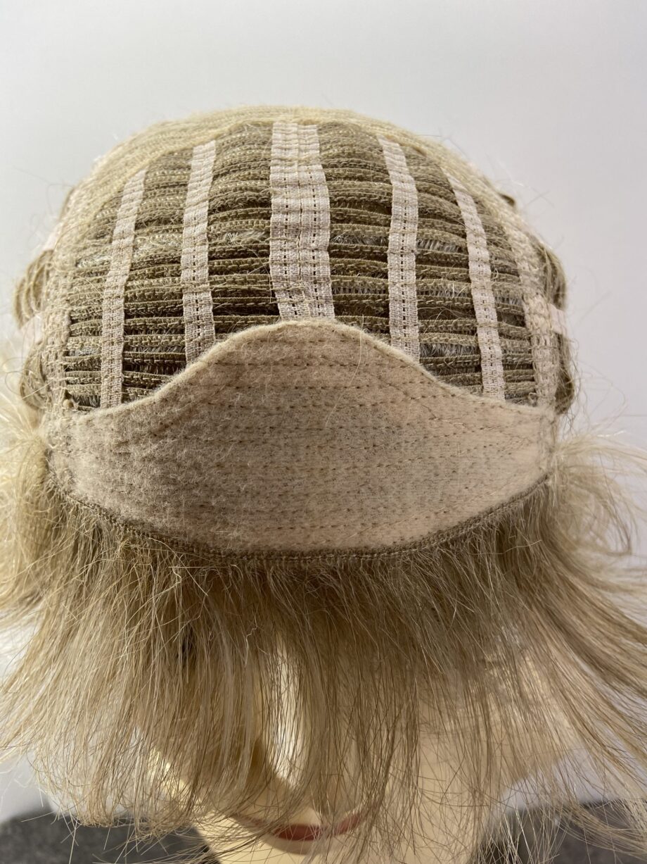 Short blonde wig. Plblss7014