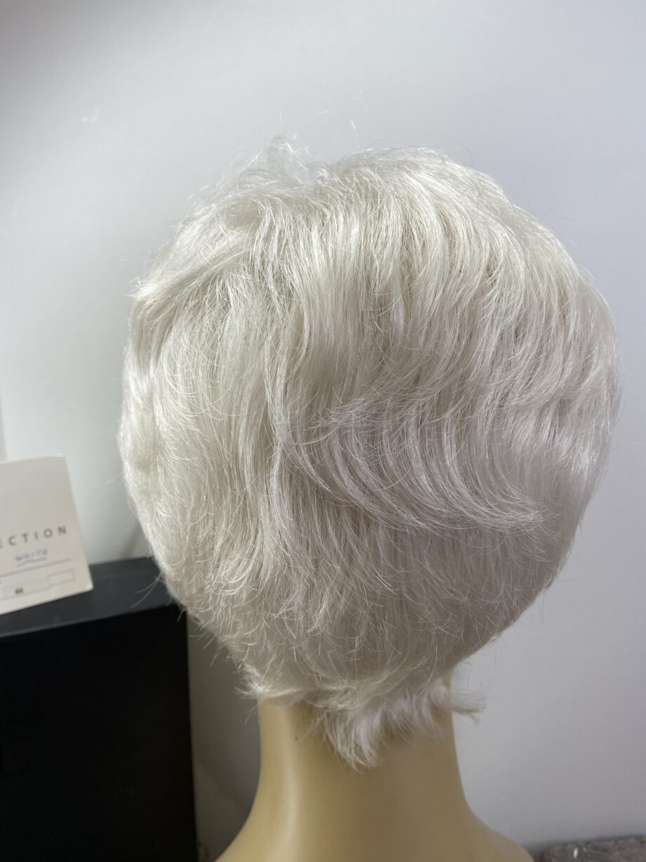 New boxed snow white wig. Wsw95