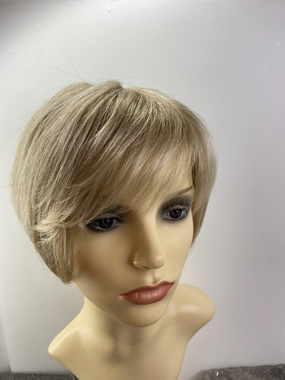 Short blonde wig. Plblss7012