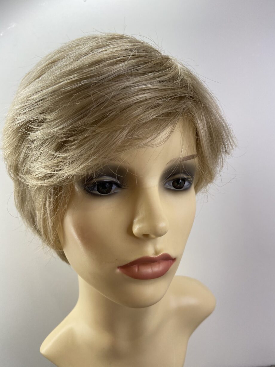 Short blonde wig. Plblss7014