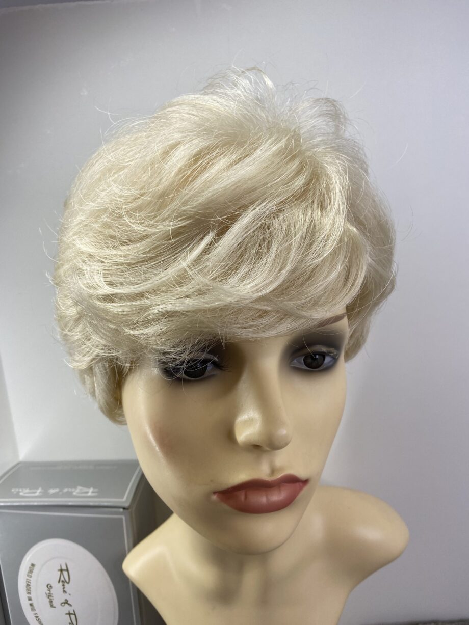 Short neat new blonde wig. Bblsw101