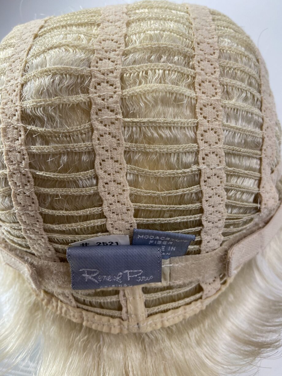 Short neat new blonde wig. Bblsw101