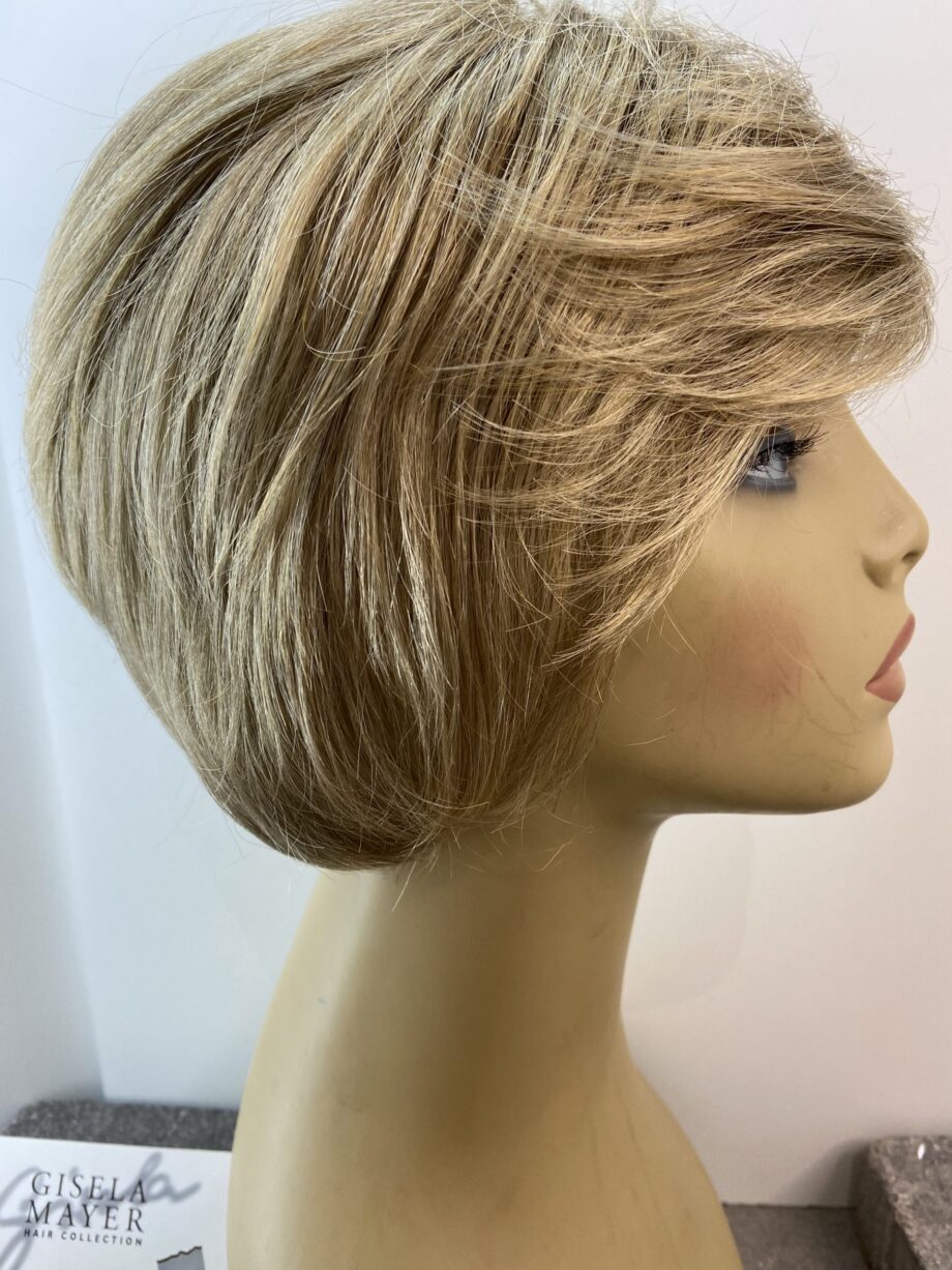 Blonde short wig. Plblss596