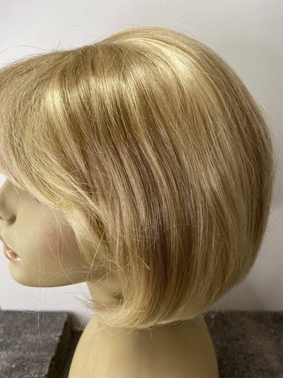 Blonde mid length wig. Plblms6038
