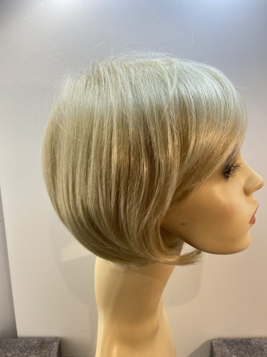 Light blonde wig. Blms513