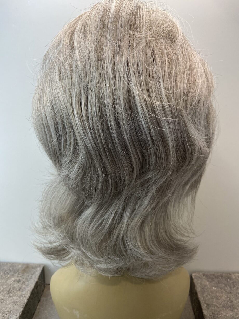 Shiny grey paula young wig. Gmw94