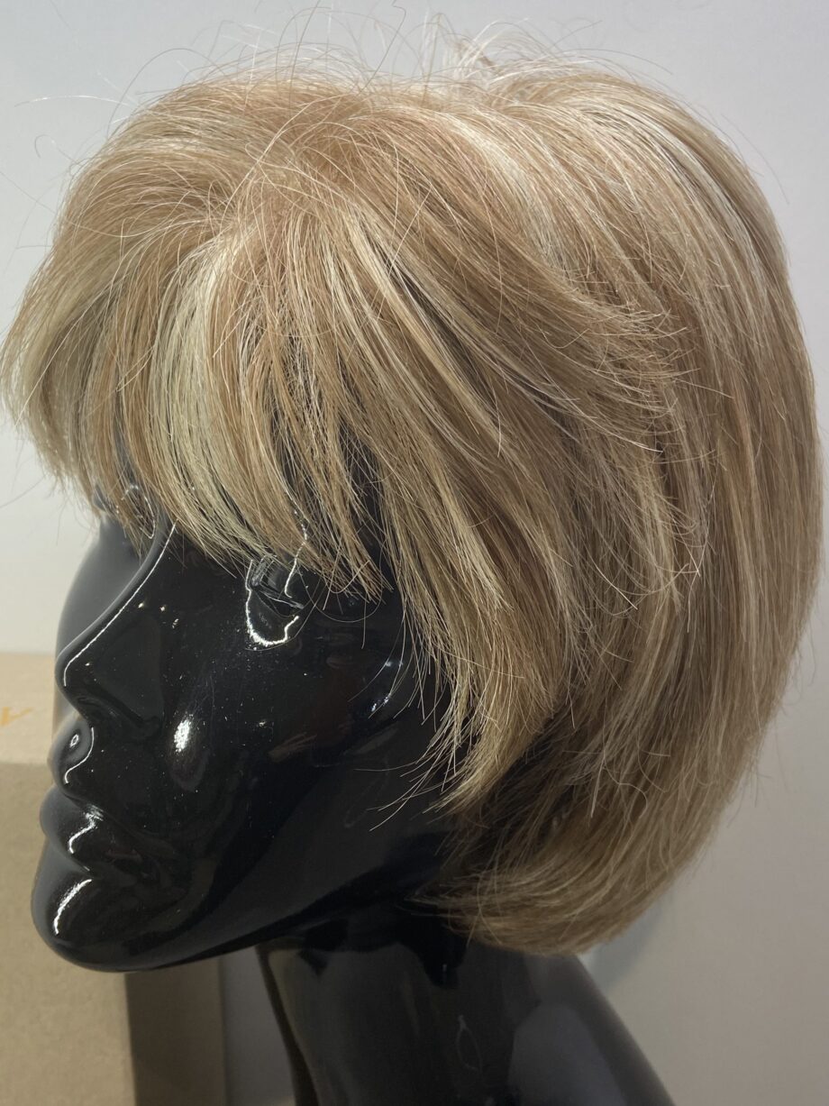 Short blonde straw swirl wig. Bblss142