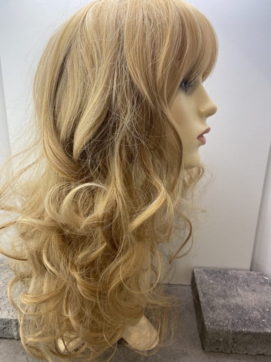 Very long blonde curly wig. Bllc87