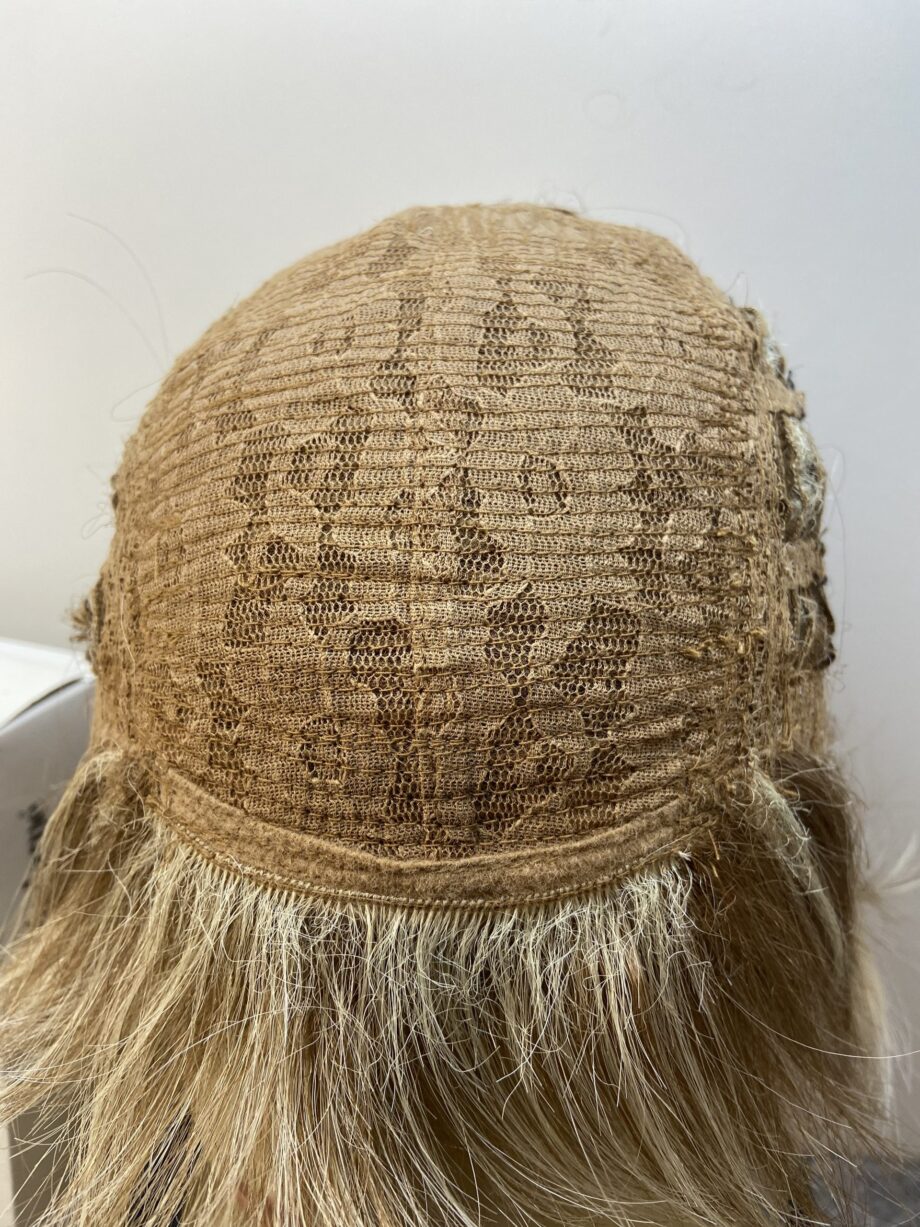 Blonde highlighted mid length wig. Bblms123