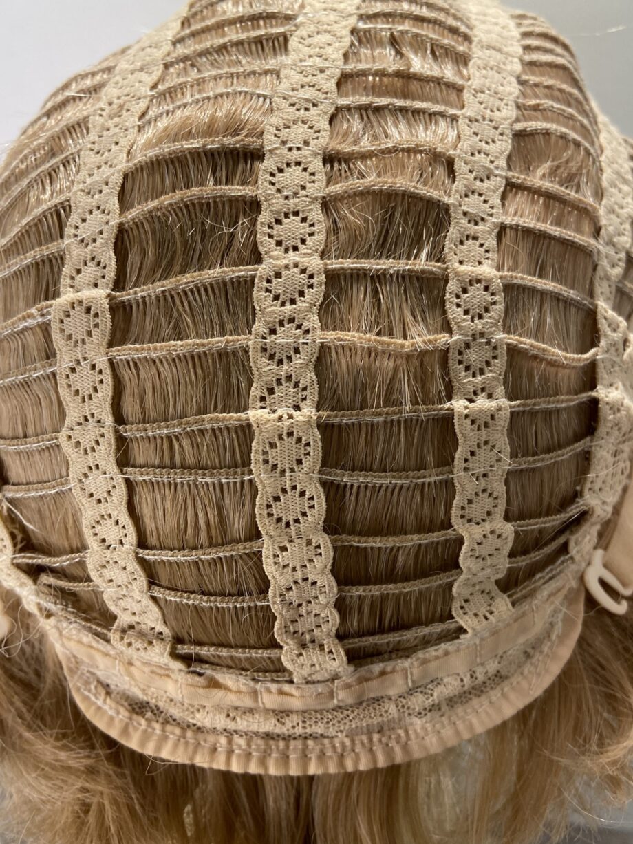 Blonde mid length wig. Blmw52