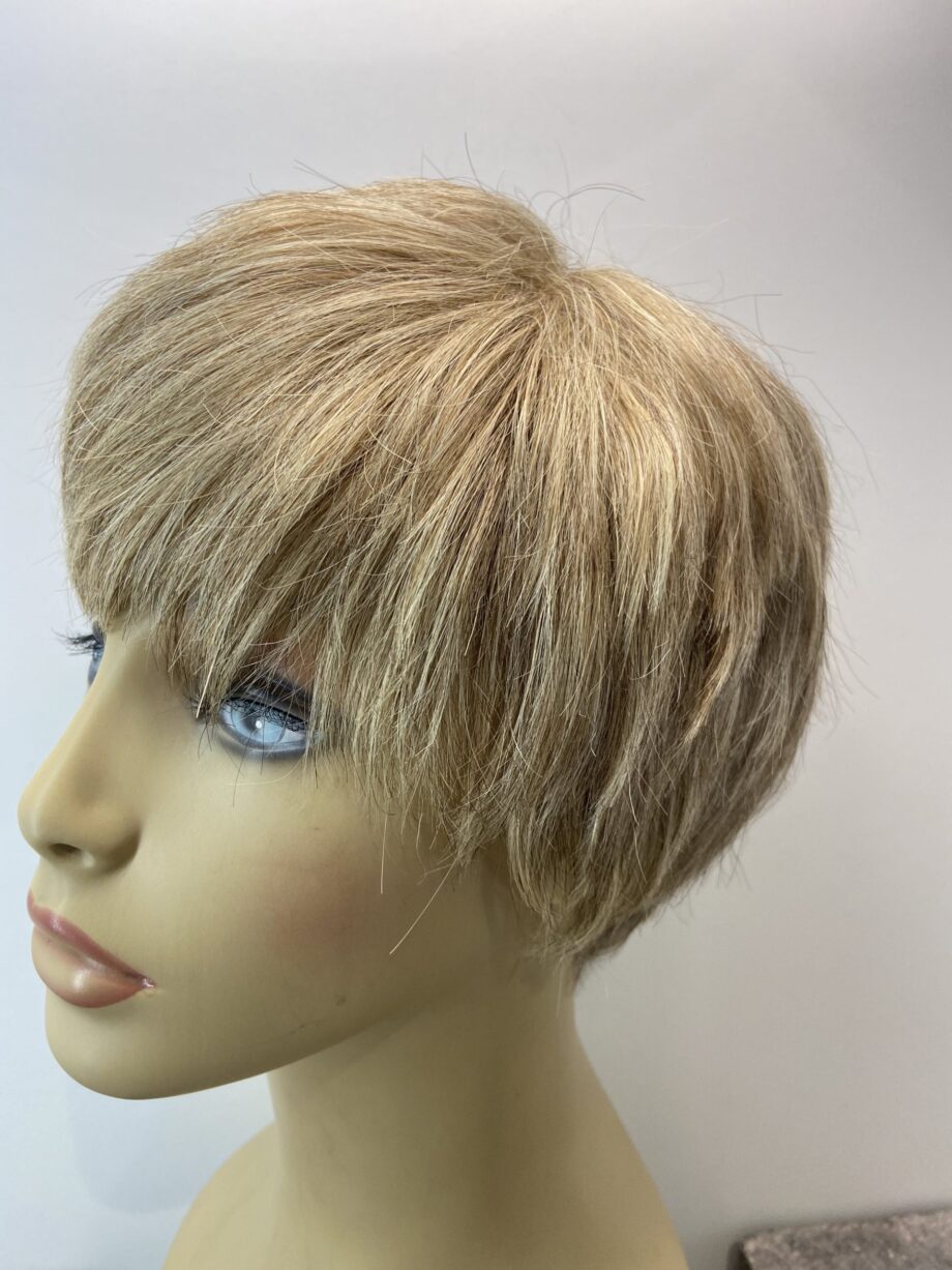 Short blonde full wig. Blss98