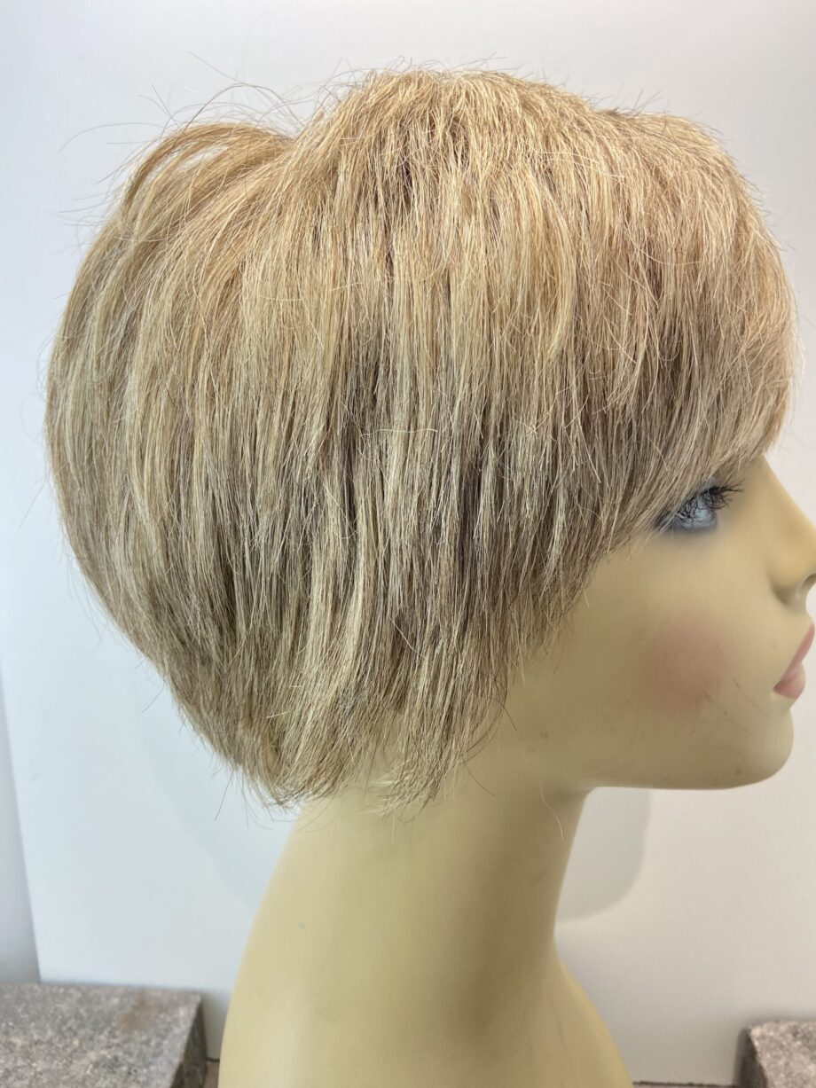 Short blonde full wig. Blss98