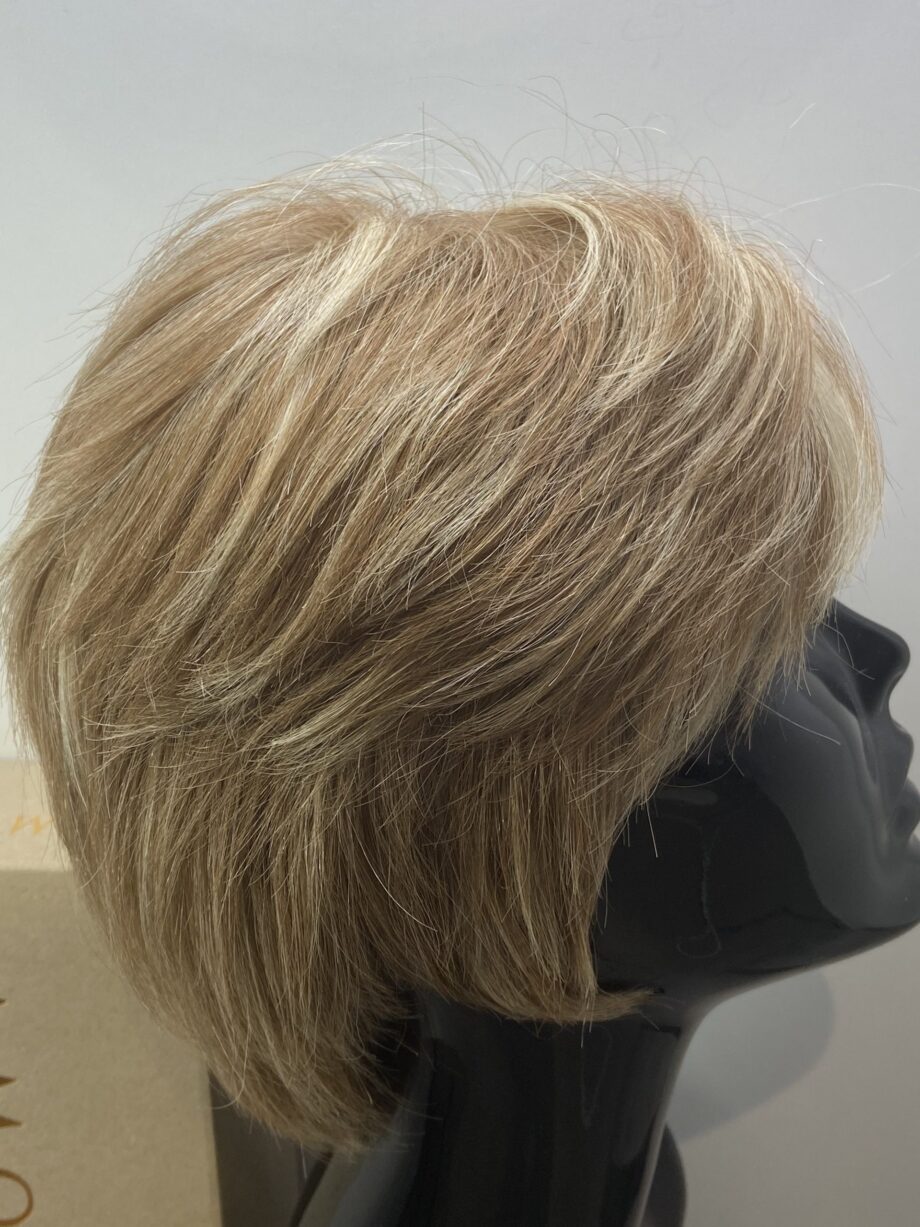 Short blonde straw swirl wig. Bblss142
