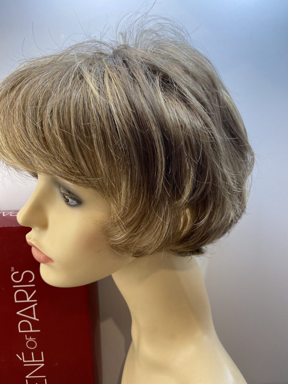 Straw blonde wig. Bblsw119