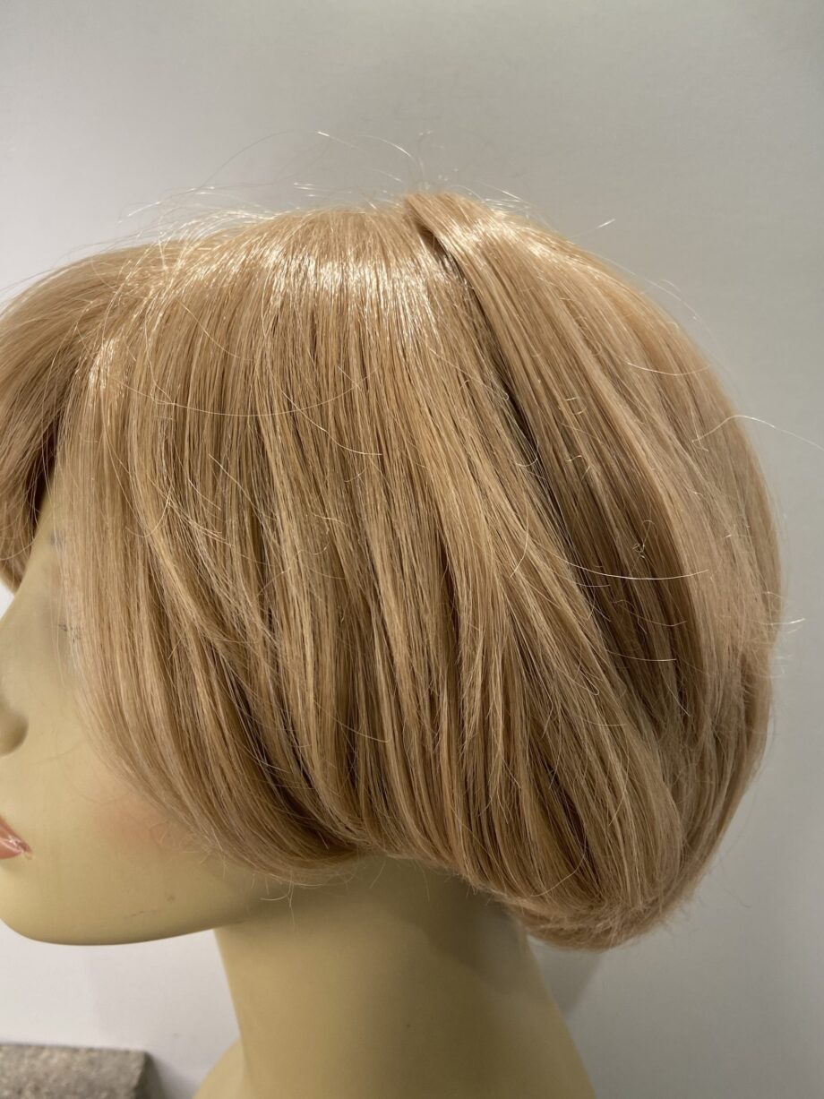 Blonde mid length wig. Blmw52