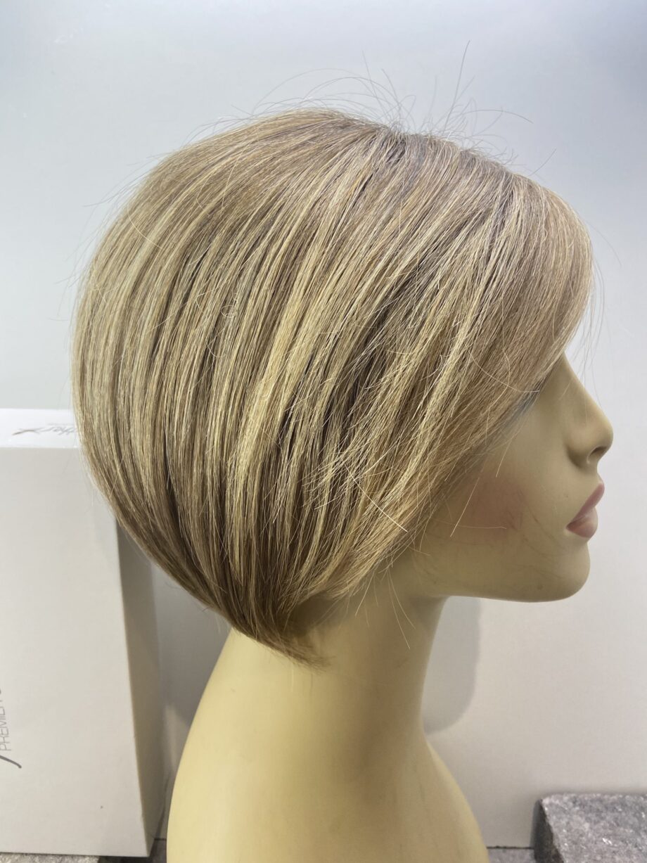 Brown short designer wig. Bbrms136