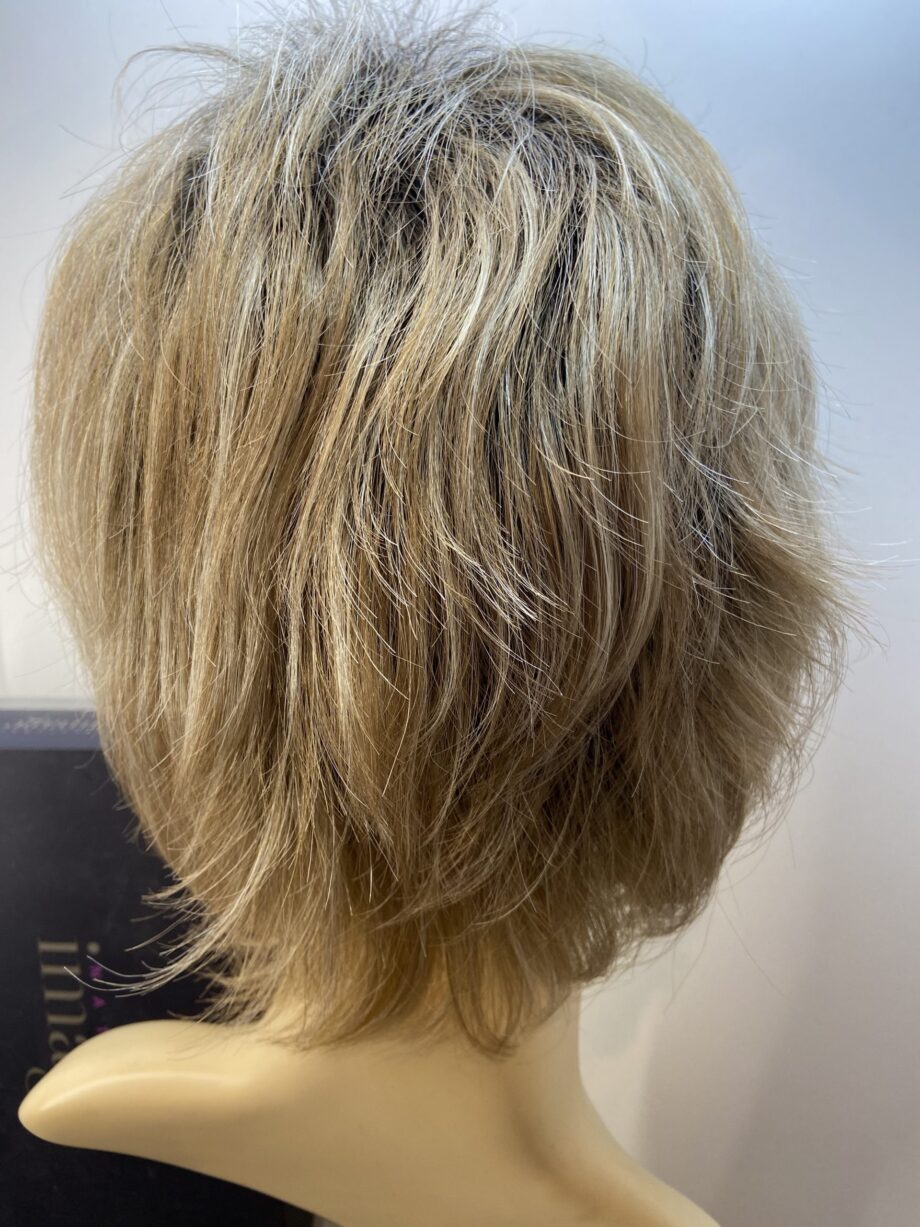 Rooted blonde mid length wig. Bblms122