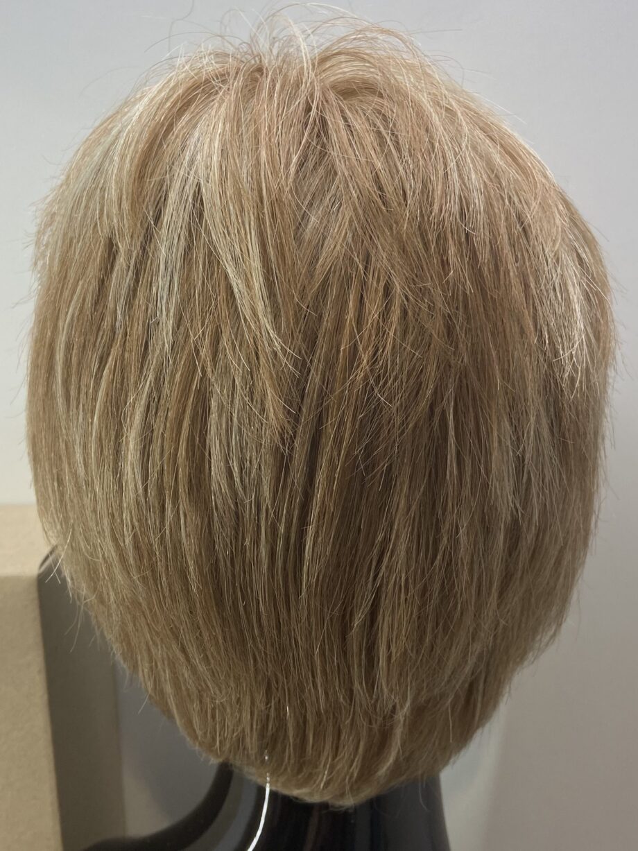 Short blonde straw swirl wig. Bblss142