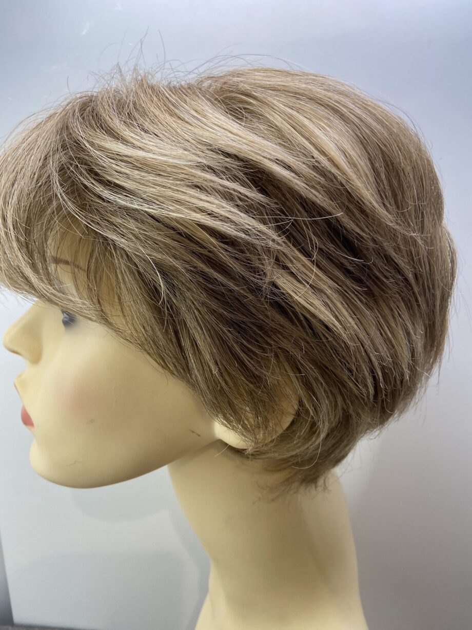 Soft cap light brown / blonde short wig. Blss7017