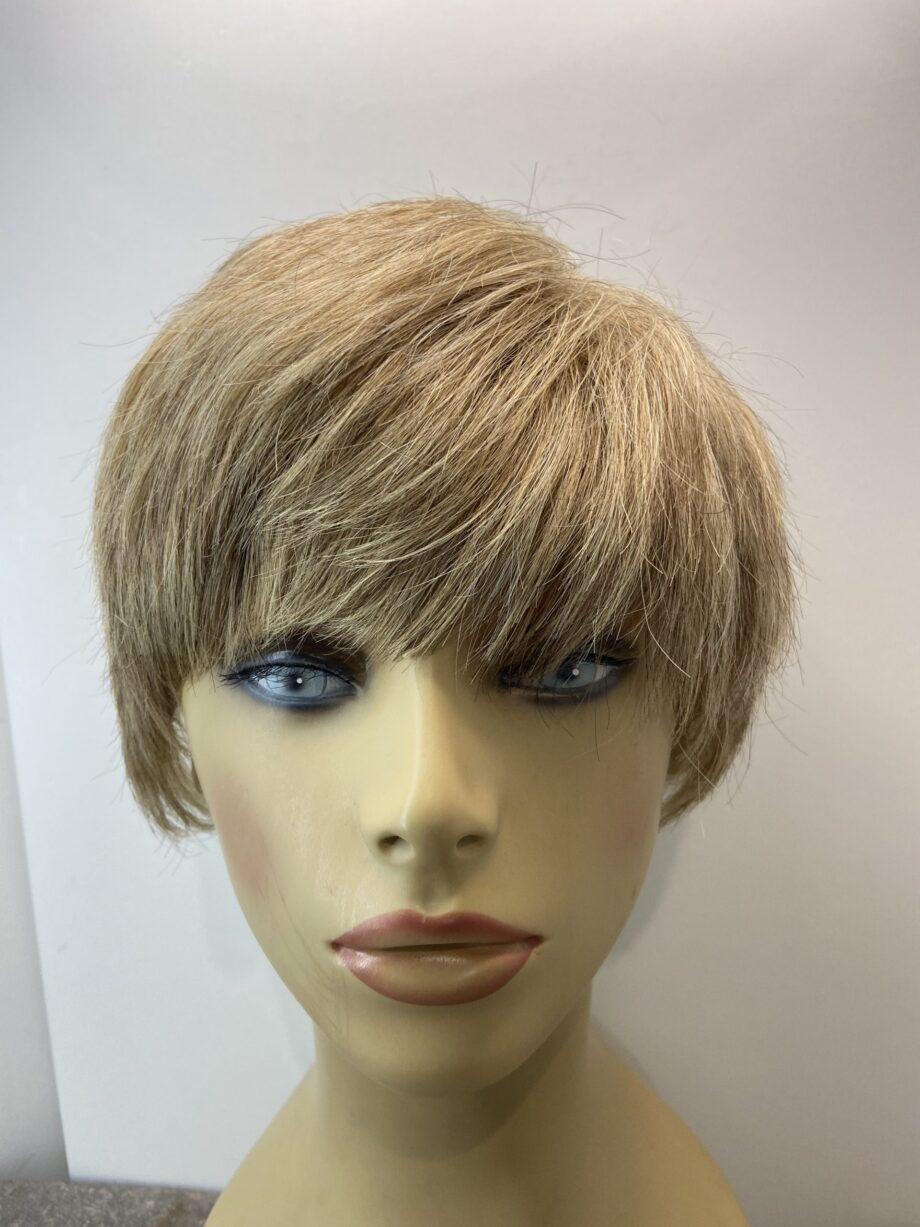 Short blonde full wig. Blss98