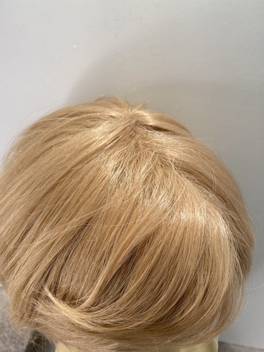 Blonde mid length wig. Blmw52