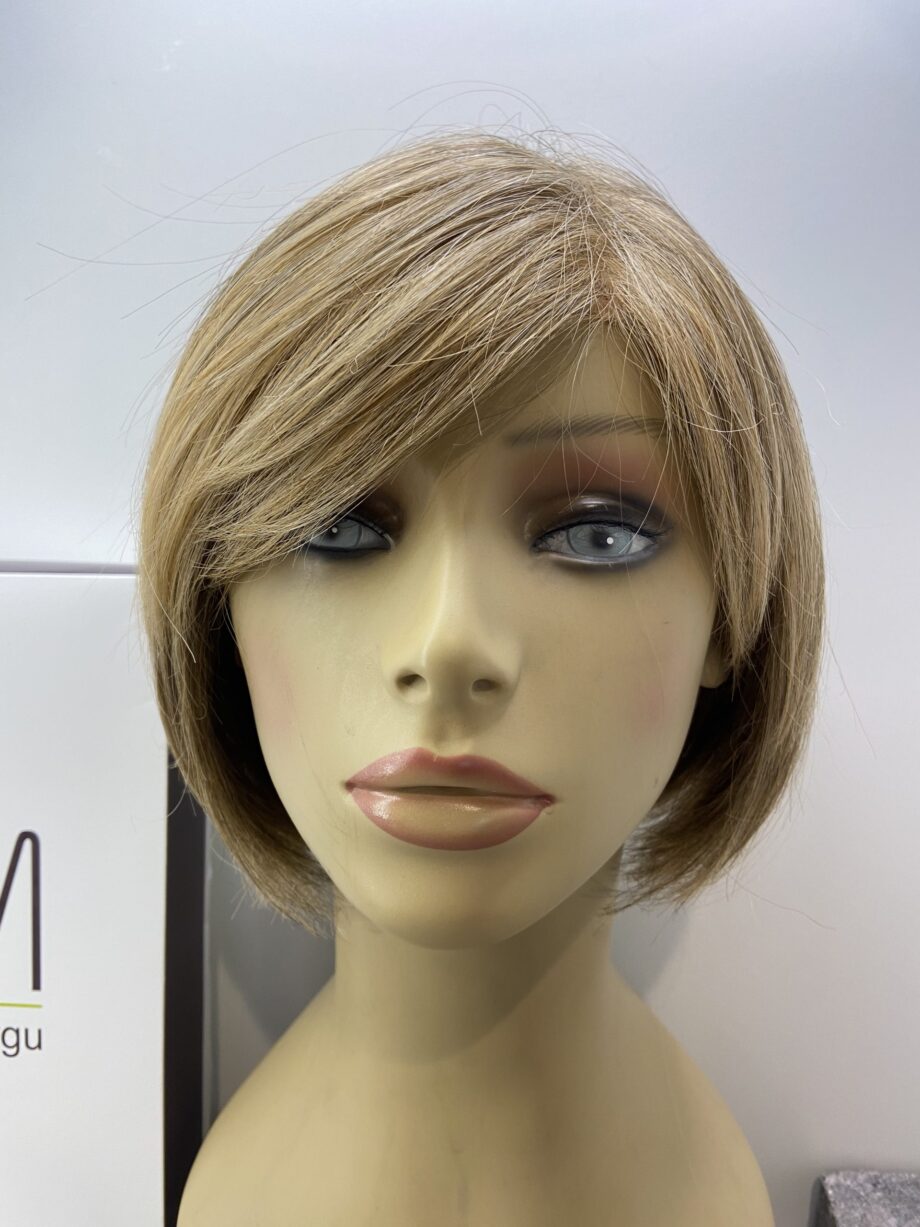Blonde petite Henry Margu blonde wig. Bblms125