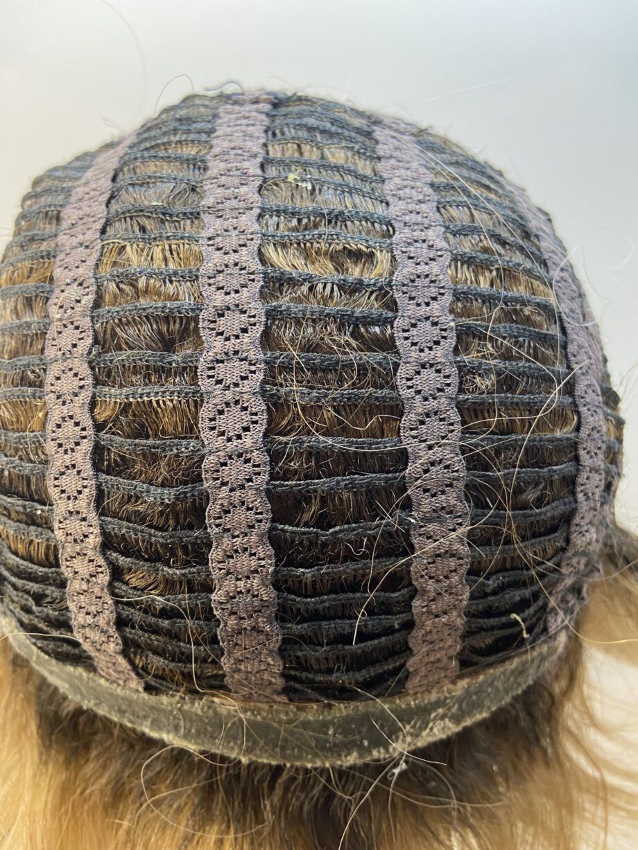 Rooted blonde mid length wig. Bblms122