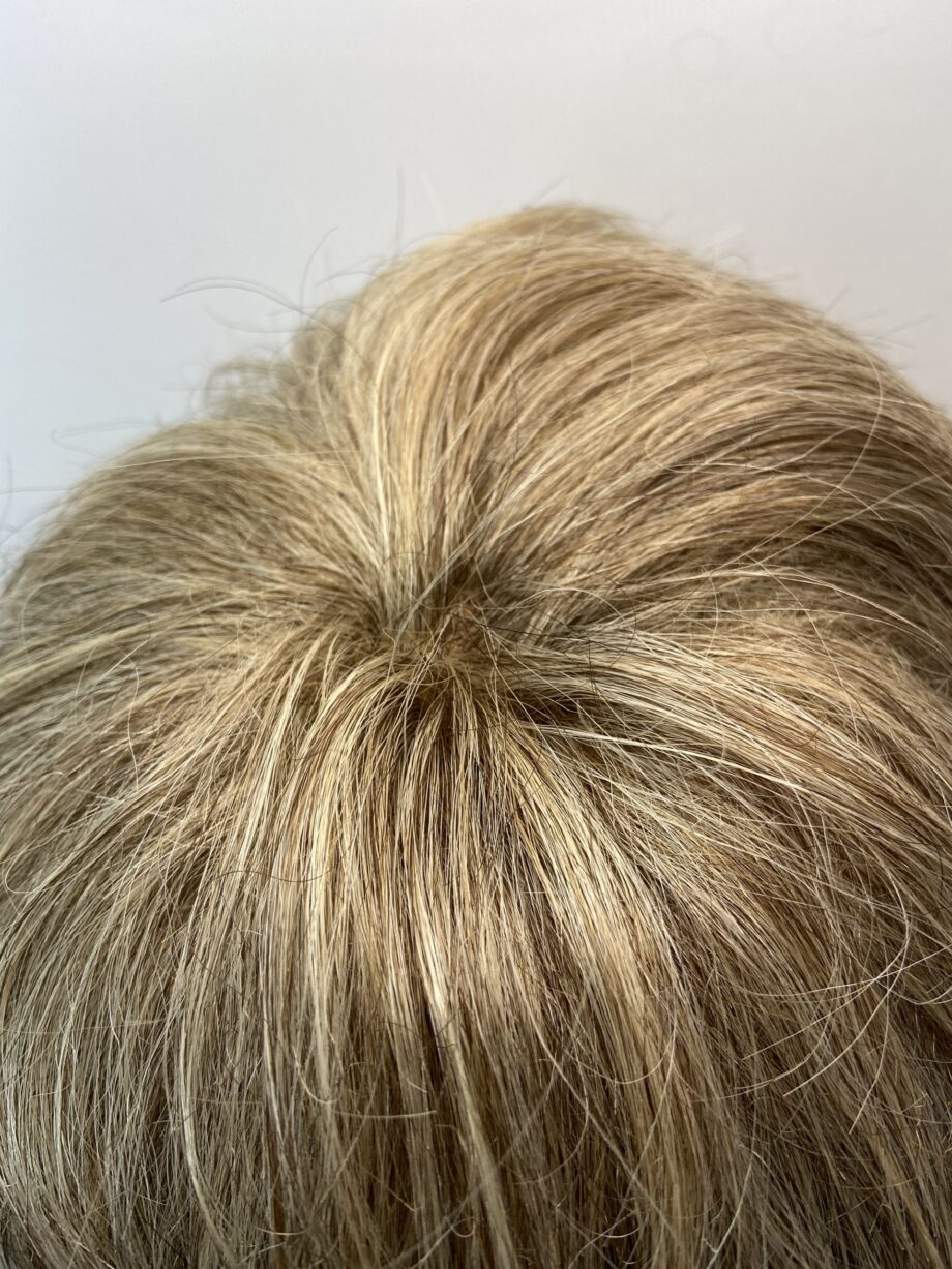 Short blonde full wig. Blss98