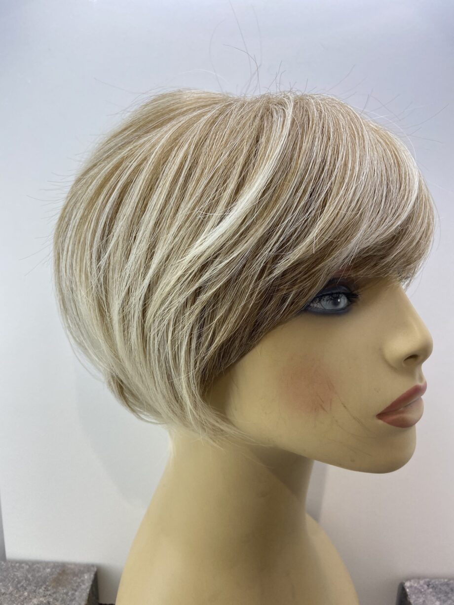 Short blonde highlighted new wig. Blss7015