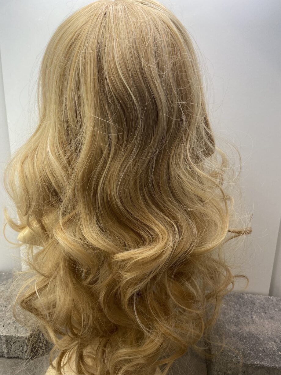 Very long blonde curly wig. Bllc87