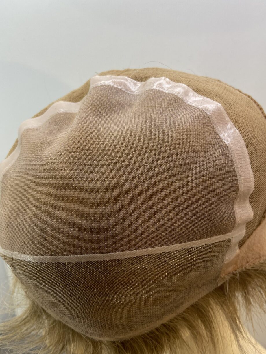 Light blonde short wig. Blss517