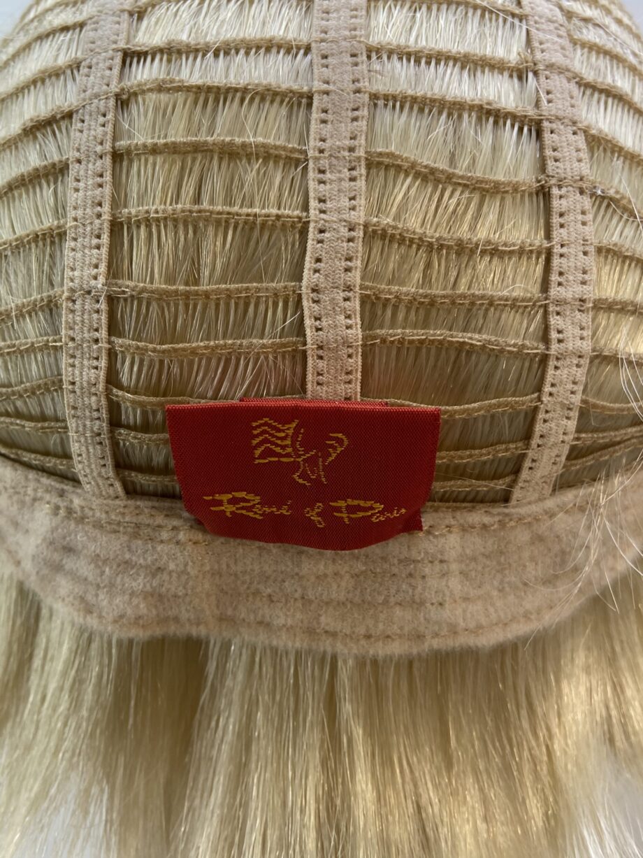 Light blonde wig. Blms513