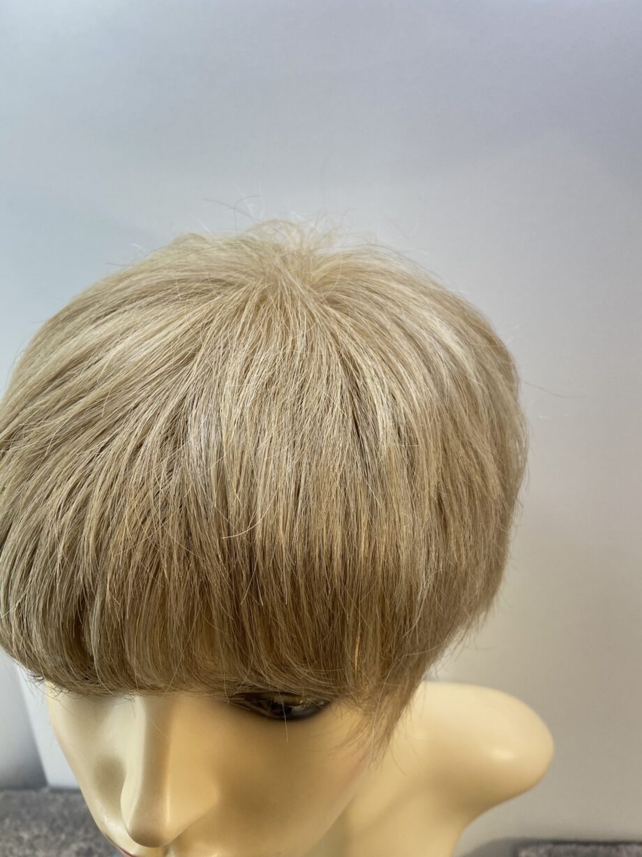 Light blonde short wig. Blss517