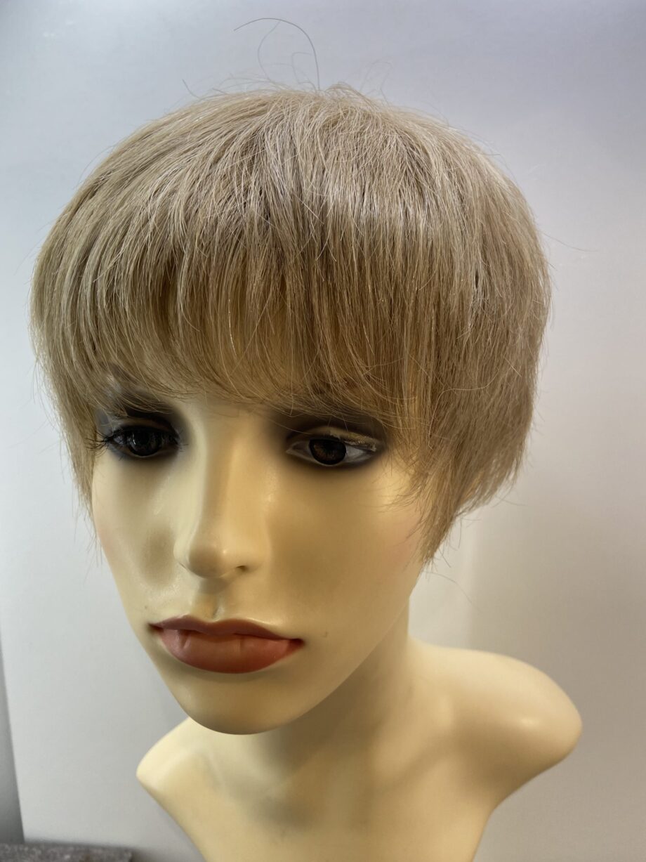 Light blonde short wig. Blss517