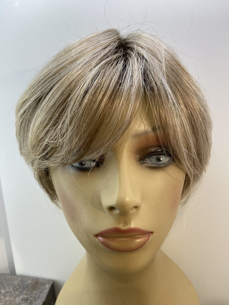 Trendy blonde rooted wig. Blss516
