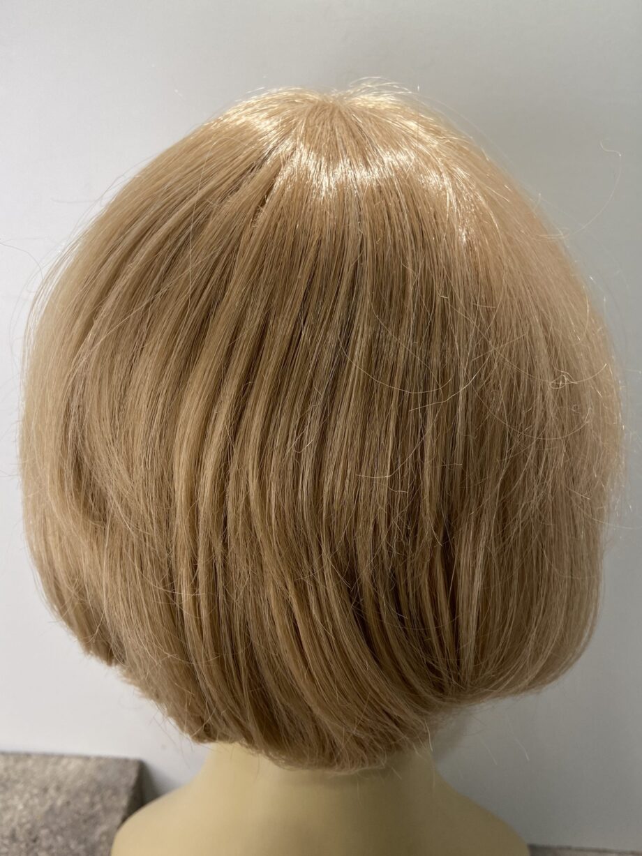 Blonde mid length wig. Blmw52