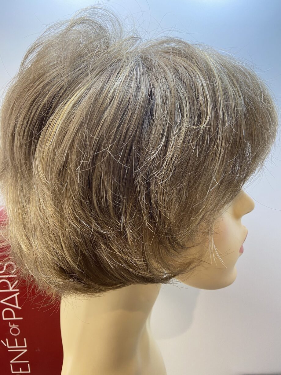 Straw blonde wig. Bblsw119