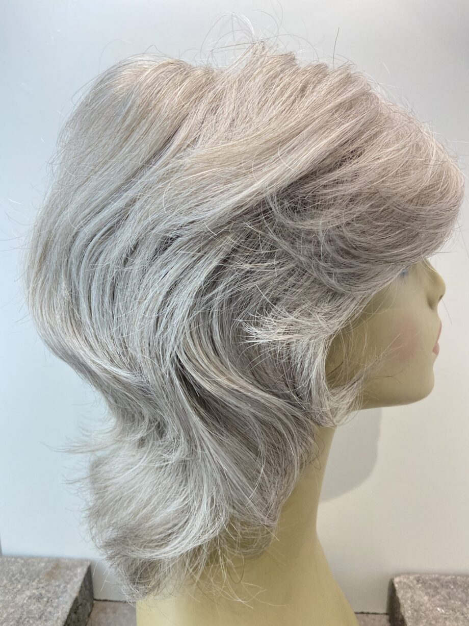Shiny grey paula young wig. Gmw94