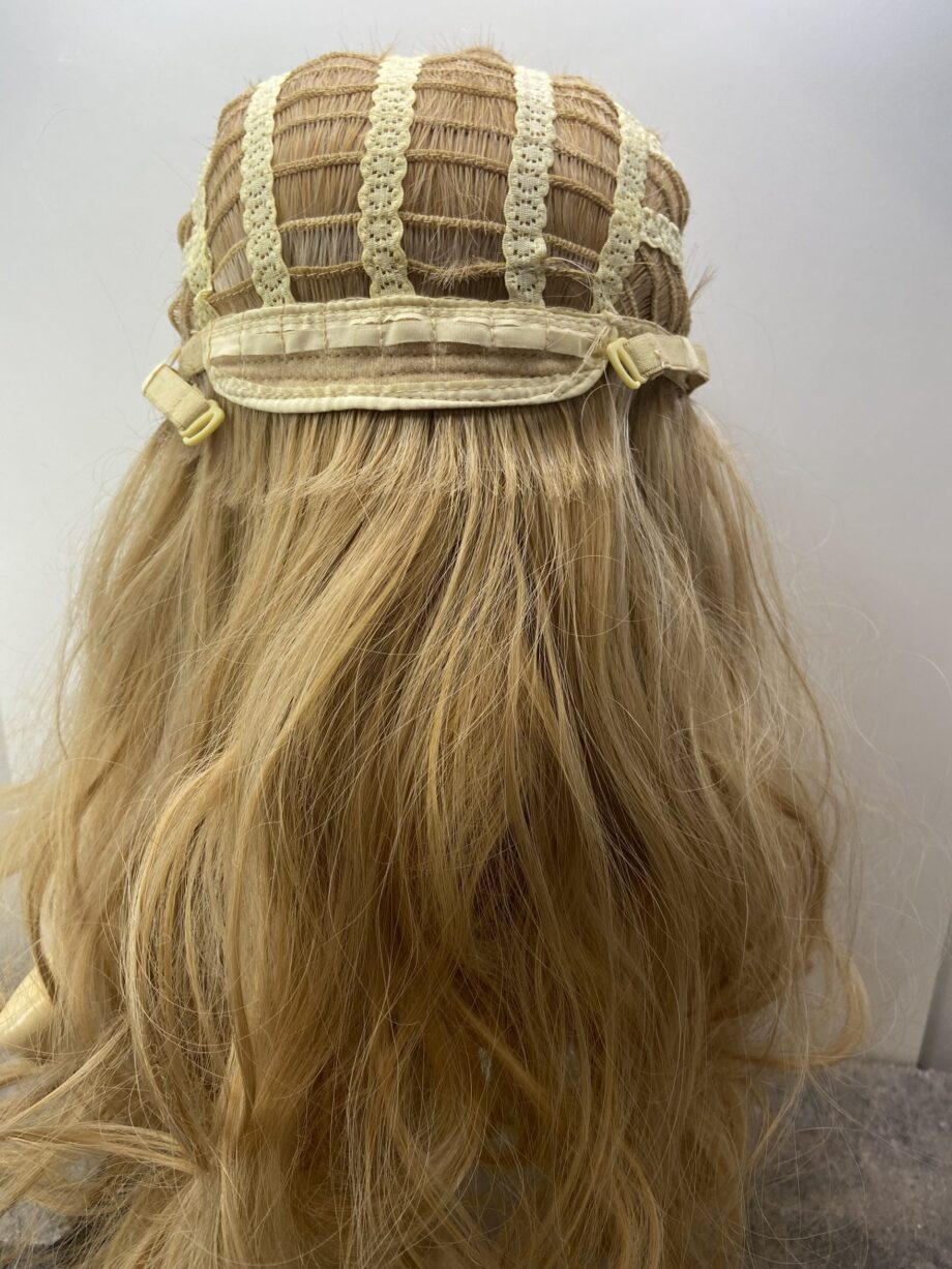 Very long blonde curly wig. Bllc87