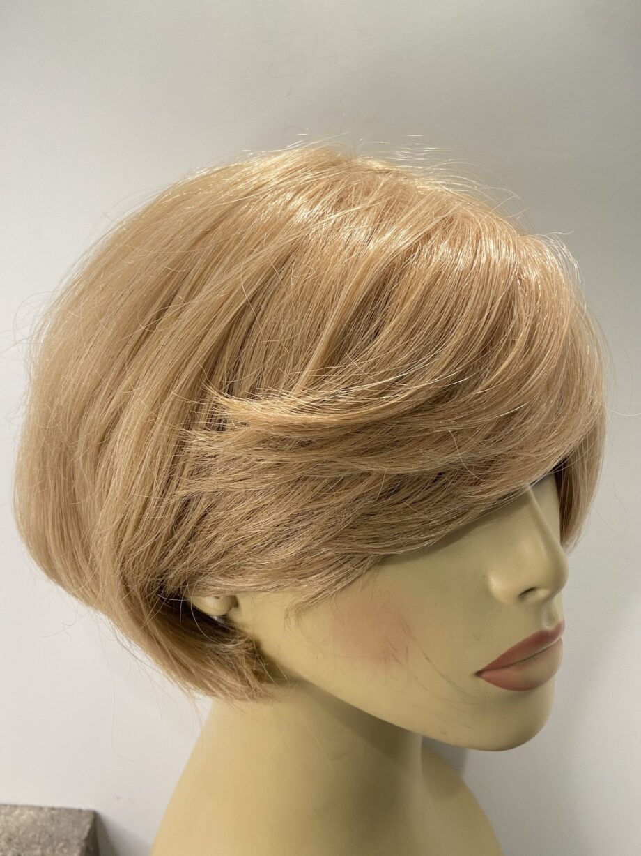 Blonde mid length wig. Blmw52