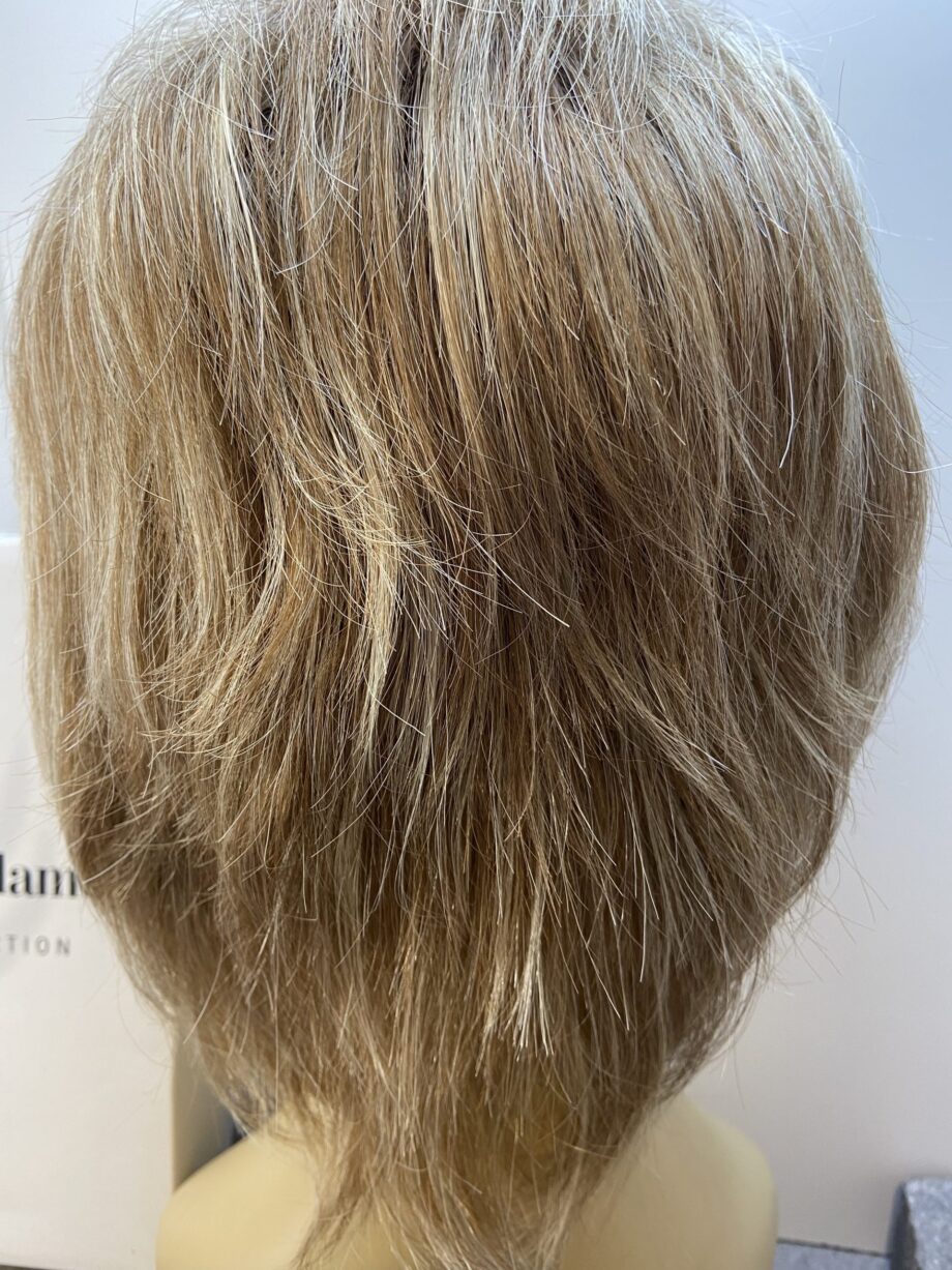 Blonde highlighted mid length wig. Bblms123