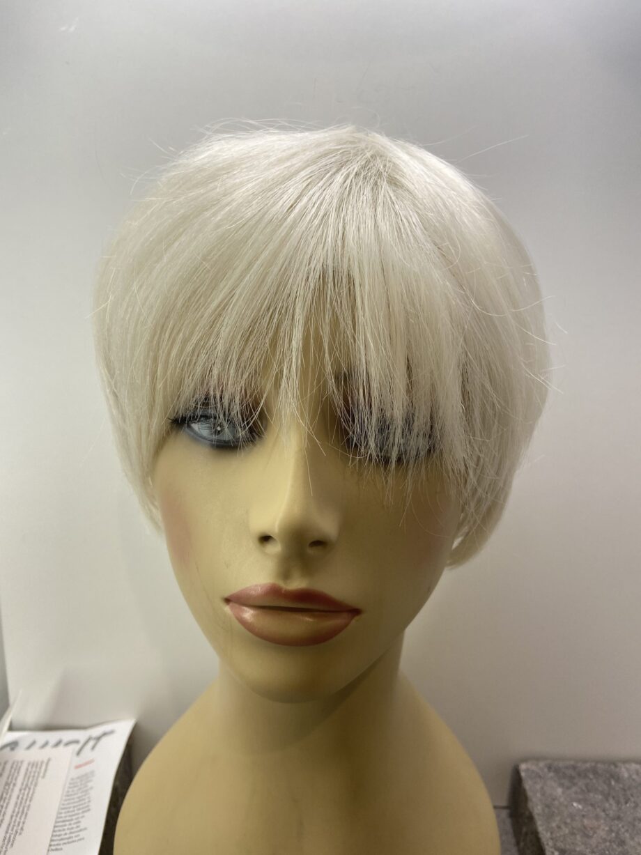 Exquisite Snow White short wig. Wss93