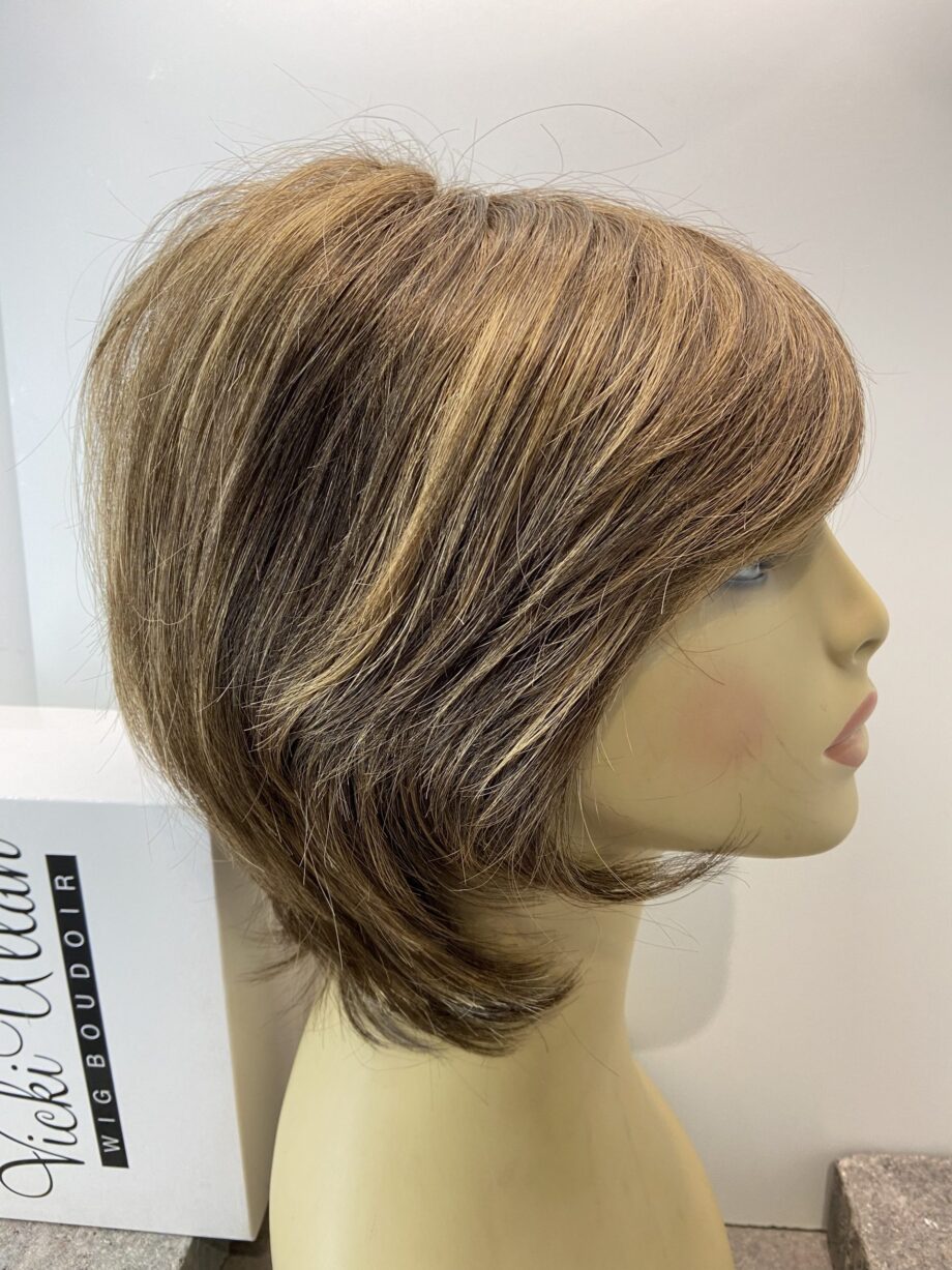 Superb Stylish Harrods brown short wig. Bbrms141