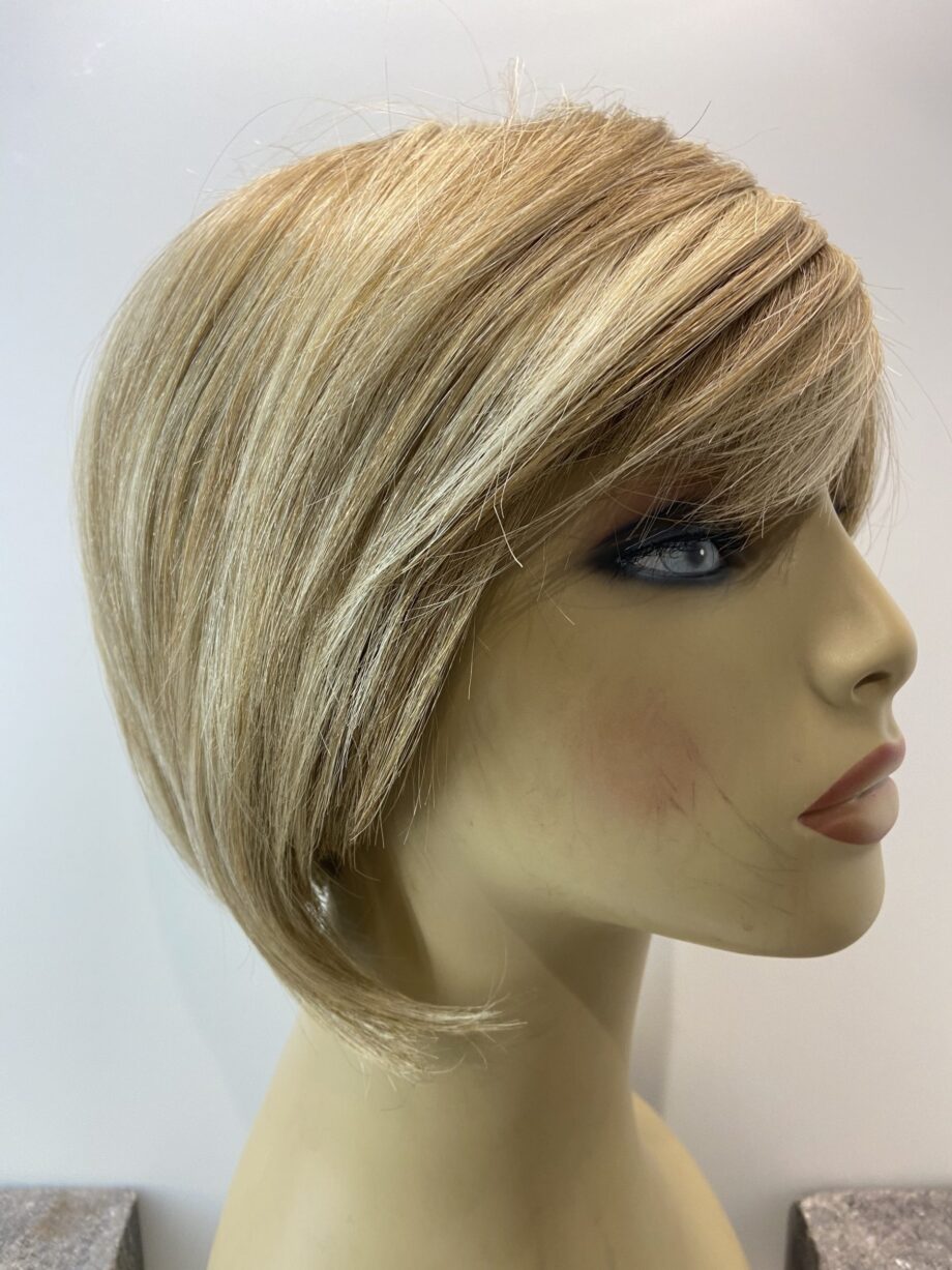 New blonde short wig. Blms6050