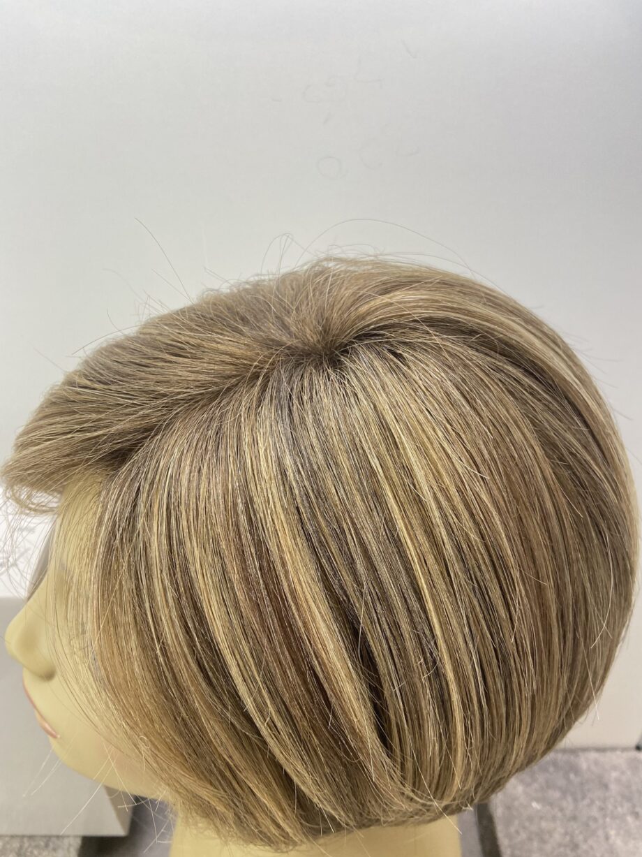 Brown short designer wig. Bbrms136